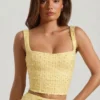 Lirael Crop-Top mit Verzierungen und quadratischem Ausschnitt in Gelb Lirael Crop-Top mit Verzierungen und quadratischem Ausschnitt in Gelb