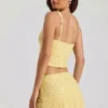 Lirael Crop-Top mit Verzierungen und quadratischem Ausschnitt in Gelb Lirael Crop-Top mit Verzierungen und quadratischem Ausschnitt in Gelb