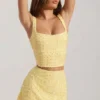 Lirael Crop-Top mit Verzierungen und quadratischem Ausschnitt in Gelb Lirael Crop-Top mit Verzierungen und quadratischem Ausschnitt in Gelb