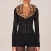 Loa Playsuit mit Kunstfellbesatz in Schwarz Loa Playsuit mit Kunstfellbesatz in Schwarz