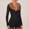 Loa Playsuit mit Kunstfellbesatz in Schwarz Loa Playsuit mit Kunstfellbesatz in Schwarz