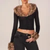 Lola Cardigan aus transparentem Mesh mit Kunstfellbesatz in Schwarz Lola Cardigan aus transparentem Mesh mit Kunstfellbesatz in Schwarz