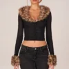Lola Cardigan aus transparentem Mesh mit Kunstfellbesatz in Schwarz Lola Cardigan aus transparentem Mesh mit Kunstfellbesatz in Schwarz