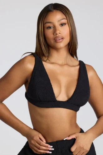 Loungewear-Bralette mit V-Ausschnitt aus Fleece in Schwarz
