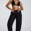 Loungewear-Bralette mit V-Ausschnitt aus Fleece in Schwarz Loungewear-Bralette mit V-Ausschnitt aus Fleece in Schwarz