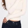 Luisa geripptes Modal-Oberteil mit Rüschen und langen Ärmeln in Elfenbein Luisa geripptes Modal-Oberteil mit Rüschen und langen Ärmeln in Elfenbein