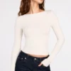 Luisa geripptes Modal-Oberteil mit Rüschen und langen Ärmeln in Elfenbein Luisa geripptes Modal-Oberteil mit Rüschen und langen Ärmeln in Elfenbein