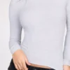 Luisa geripptes Modal-Oberteil mit Rüschen und langen Ärmeln in Grau Luisa geripptes Modal-Oberteil mit Rüschen und langen Ärmeln in Grau