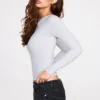 Luisa geripptes Modal-Oberteil mit Rüschen und langen Ärmeln in Grau Luisa geripptes Modal-Oberteil mit Rüschen und langen Ärmeln in Grau
