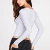 Luisa geripptes Modal-Oberteil mit Rüschen und langen Ärmeln in Grau Luisa geripptes Modal-Oberteil mit Rüschen und langen Ärmeln in Grau