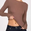Luisa geripptes Modal-Oberteil mit Rüschen und langen Ärmeln in Mokka Luisa geripptes Modal-Oberteil mit Rüschen und langen Ärmeln in Mokka