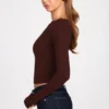 Luisa Langarm-Oberteil aus geripptem Modal mit Rüschen in Schokoladenbraun Luisa Langarm-Oberteil aus geripptem Modal mit Rüschen in Schokoladenbraun