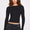 Luisa – Langärmliges, geripptes Modal-Oberteil mit Rüschen in Schwarz Luisa – Langärmliges, geripptes Modal-Oberteil mit Rüschen in Schwarz