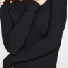 Luisa – Langärmliges, geripptes Modal-Oberteil mit Rüschen in Schwarz Luisa – Langärmliges, geripptes Modal-Oberteil mit Rüschen in Schwarz