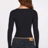 Luisa – Langärmliges, geripptes Modal-Oberteil mit Rüschen in Schwarz Luisa – Langärmliges, geripptes Modal-Oberteil mit Rüschen in Schwarz