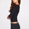 Luisa – Langärmliges, geripptes Modal-Oberteil mit Rüschen in Schwarz Luisa – Langärmliges, geripptes Modal-Oberteil mit Rüschen in Schwarz
