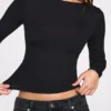 Luisa – Langärmliges, geripptes Modal-Oberteil mit Rüschen in Schwarz Luisa – Langärmliges, geripptes Modal-Oberteil mit Rüschen in Schwarz
