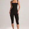 Luma Modal-Bodycon-Capri-Jumpsuit mit quadratischem Ausschnitt in Schwarz Luma Modal-Bodycon-Capri-Jumpsuit mit quadratischem Ausschnitt in Schwarz
