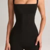 Luma Modal-Bodycon-Capri-Jumpsuit mit quadratischem Ausschnitt in Schwarz Luma Modal-Bodycon-Capri-Jumpsuit mit quadratischem Ausschnitt in Schwarz