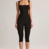 Luma Modal-Bodycon-Capri-Jumpsuit mit quadratischem Ausschnitt in Schwarz Luma Modal-Bodycon-Capri-Jumpsuit mit quadratischem Ausschnitt in Schwarz