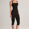 Luma Modal-Bodycon-Capri-Jumpsuit mit quadratischem Ausschnitt in Schwarz Luma Modal-Bodycon-Capri-Jumpsuit mit quadratischem Ausschnitt in Schwarz
