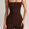 Luma Modal-Bodycon-Capri-Jumpsuit mit Rundhalsausschnitt in Schokoladenbraun Luma Modal-Bodycon-Capri-Jumpsuit mit Rundhalsausschnitt in Schokoladenbraun