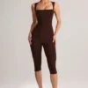 Luma Modal-Bodycon-Capri-Jumpsuit mit Rundhalsausschnitt in Schokoladenbraun Luma Modal-Bodycon-Capri-Jumpsuit mit Rundhalsausschnitt in Schokoladenbraun