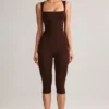 Luma Modal-Bodycon-Capri-Jumpsuit mit Rundhalsausschnitt in Schokoladenbraun Luma Modal-Bodycon-Capri-Jumpsuit mit Rundhalsausschnitt in Schokoladenbraun