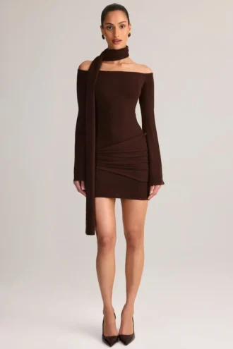 Luzia Minikleid mit Strick-Schal-Detail und schulterfreiem Ausschnitt in Schokoladenbraun