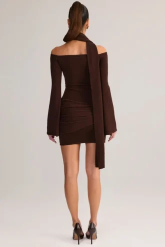 Luzia Minikleid mit Strick-Schal-Detail und schulterfreiem Ausschnitt in Schokoladenbraun