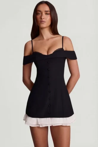 Maelie schulterfreies A-Linien-Minikleid mit Rüschen in Schwarz