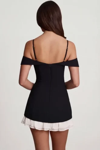 Maelie schulterfreies A-Linien-Minikleid mit Rüschen in Schwarz