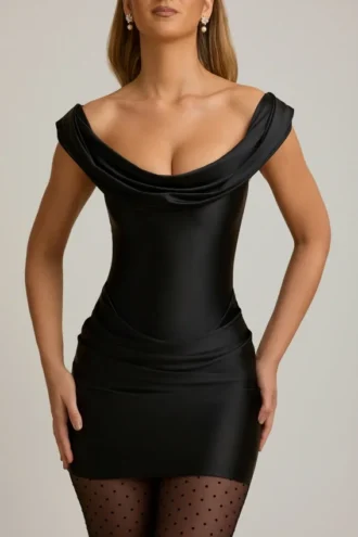 Maeve Satin-Minikleid mit drapierten Off-Shoulder-Ärmeln in Schwarz