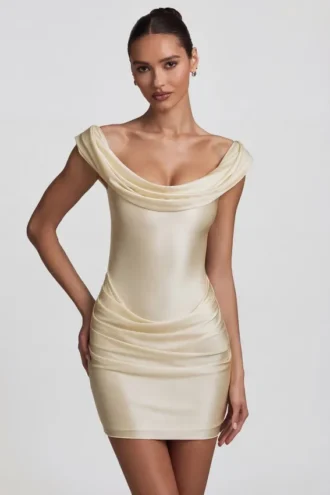 Maeve Satin-Minikleid mit drapierten Schultern in Elfenbein