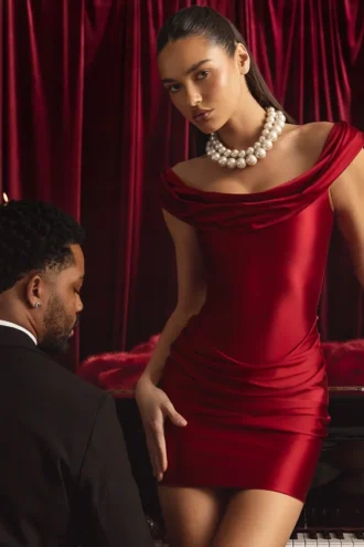 Maeve Satin-Minikleid mit drapierten Schultern in True Red