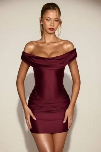 Maeve Satin-Minikleid mit drapierten Schultern in Weinrot