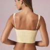 Magda Crop-Oberteil mit Schleifendetail in zitronengelben Streifen Magda Crop-Oberteil mit Schleifendetail in zitronengelben Streifen