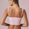 Magda Crop-Top mit Schleifendetail in zartem Mauve-Streifen Magda Crop-Top mit Schleifendetail in zartem Mauve-Streifen