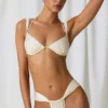 Mahina Bikinihosen mit Rüschen in Pearl White Mahina Bikinihosen mit Rüschen in Pearl White
