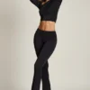 Mairead Asymmetrisch drapierte, ausgestellte Hose mit mittlerer Leibhöhe in Schwarz Mairead Asymmetrisch drapierte, ausgestellte Hose mit mittlerer Leibhöhe in Schwarz