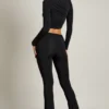 Mairead Asymmetrisch drapierte, ausgestellte Hose mit mittlerer Leibhöhe in Schwarz Mairead Asymmetrisch drapierte, ausgestellte Hose mit mittlerer Leibhöhe in Schwarz