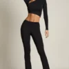 Mairead Asymmetrisch drapierte, ausgestellte Hose mit mittlerer Leibhöhe in Schwarz Mairead Asymmetrisch drapierte, ausgestellte Hose mit mittlerer Leibhöhe in Schwarz