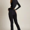 Mairead Asymmetrisch drapierte, ausgestellte Hose mit mittlerer Leibhöhe in Schwarz Mairead Asymmetrisch drapierte, ausgestellte Hose mit mittlerer Leibhöhe in Schwarz