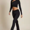 Mairead Asymmetrisch drapierte, ausgestellte Hose mit mittlerer Leibhöhe in Schwarz Mairead Asymmetrisch drapierte, ausgestellte Hose mit mittlerer Leibhöhe in Schwarz