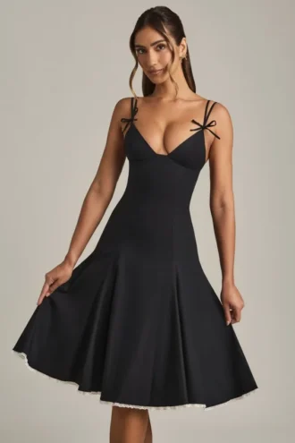 Mallory A-Linien-Midi-Kleid mit Schleifendetail in Schwarz