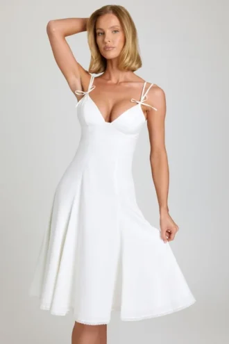 Mallory A-Linien-Midi-Kleid mit Schleifendetail in Weiß