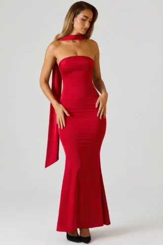 Mandi trägerloses Abendkleid mit Schaldetail in Scharlachrot