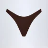 Manea Cheeky-Bikinihose mit hohem Beinausschnitt in Dark Chocolate