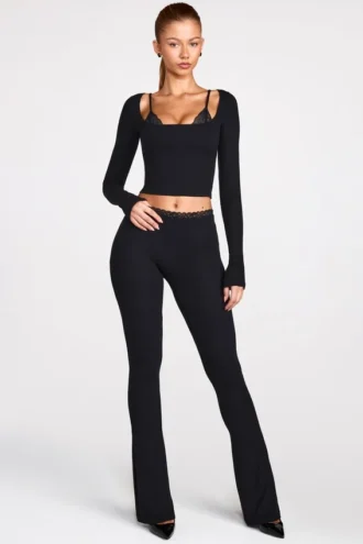 Philippa Modal-Hose mit mittlerer Leibhöhe und ausgestelltem Bein in Schwarz