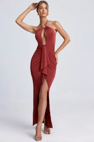 Margot – Maxikleid mit Cut-out-Halterausschnitt und Metallverzierungen in Auburn-Braun